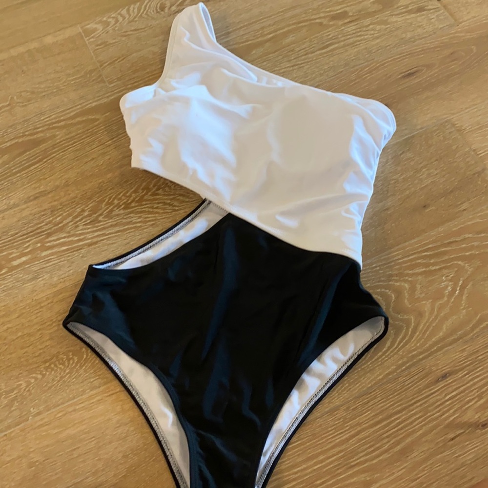One shoulder one piece
